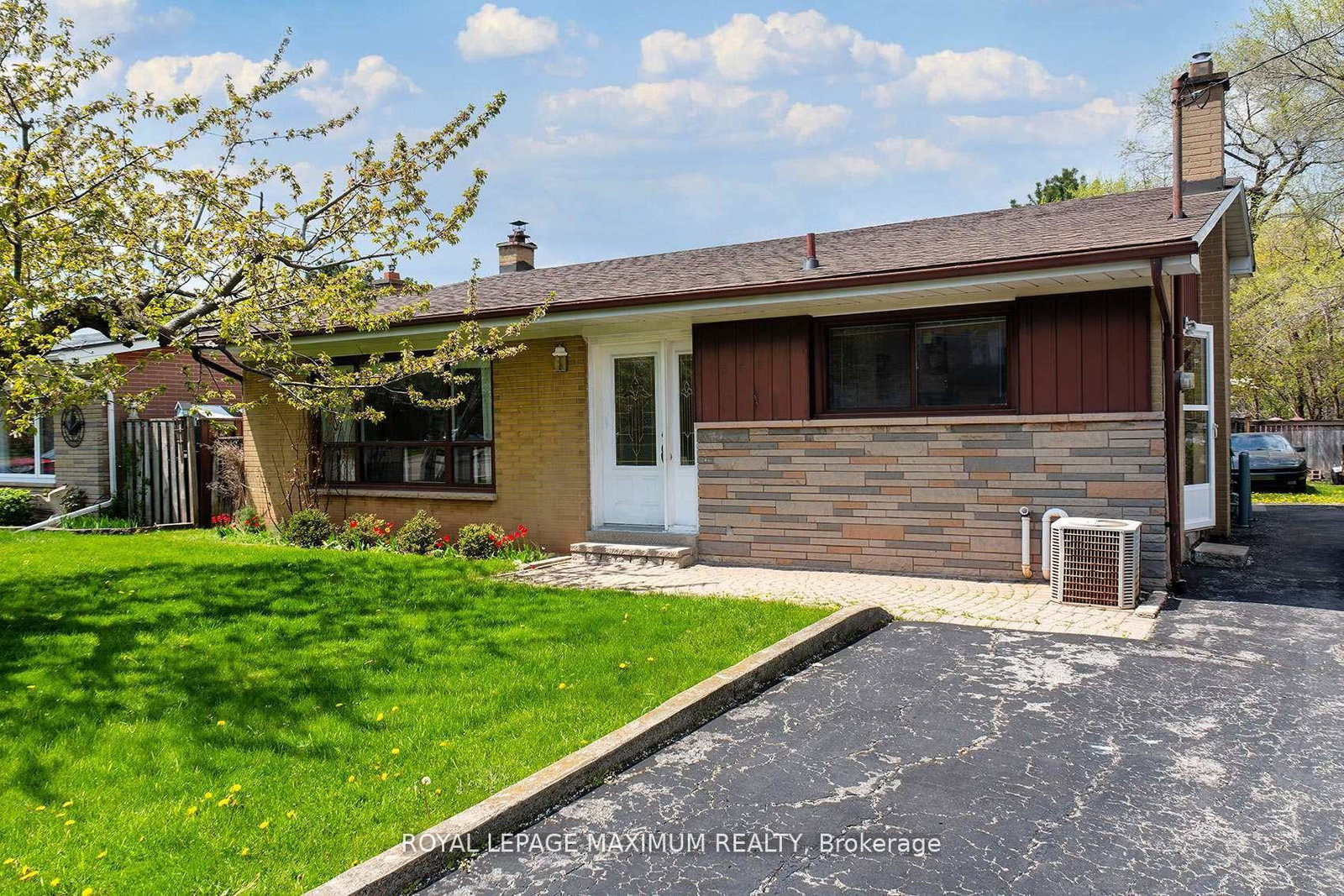565-pinegrove-road-oakville-ontario-w13446252