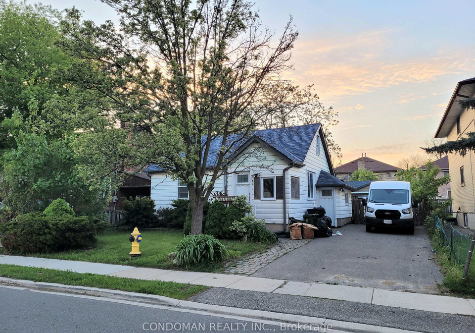 22-fairfield-avenue-etobicoke-ontario-w13449024