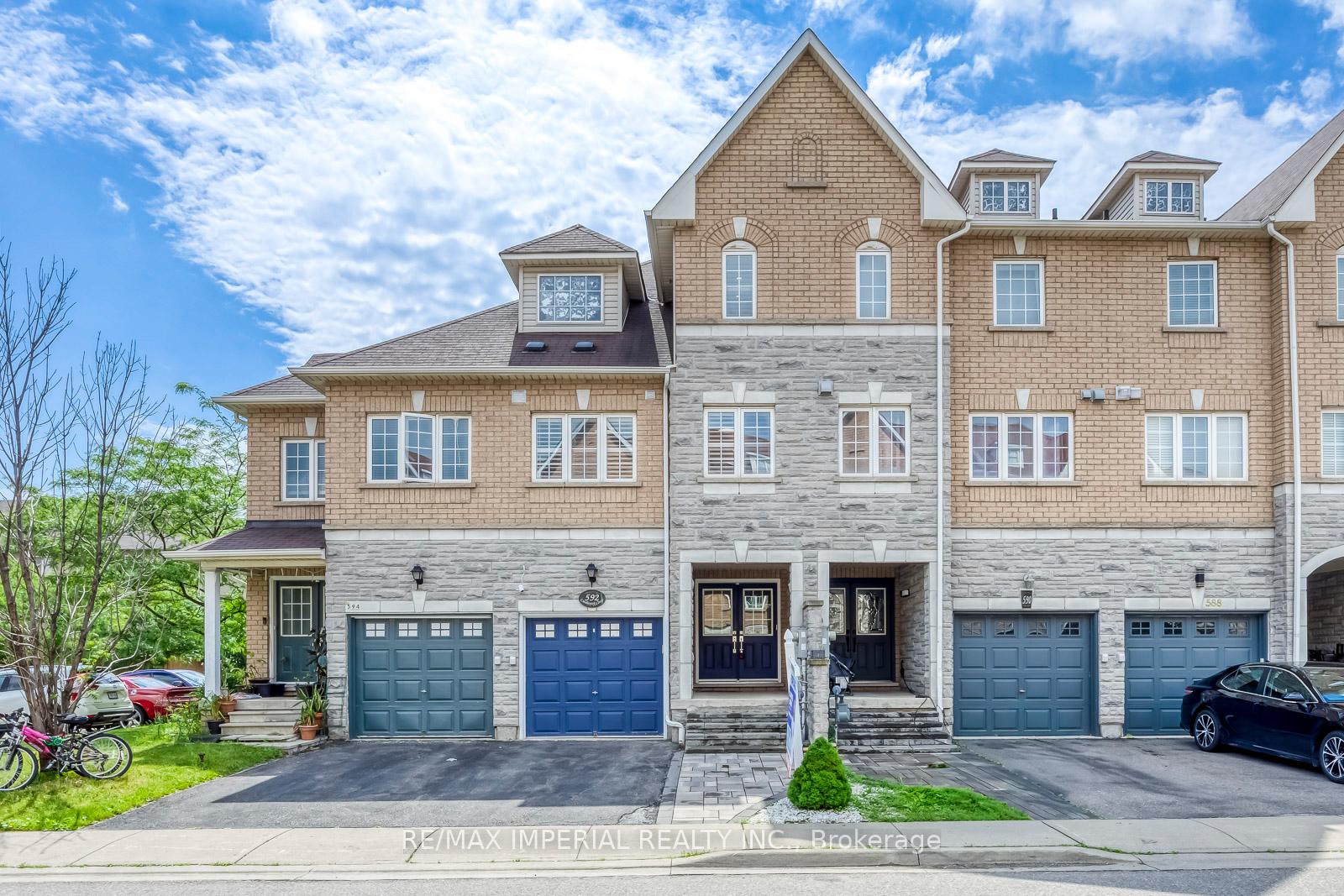 592-candlestick-circle-mississauga-ontario-w13459754