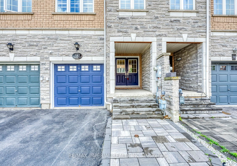 592-candlestick-circle-mississauga-ontario-w13459754