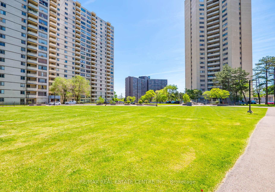 320-dixon-road-etobicoke-ontario-w13477076