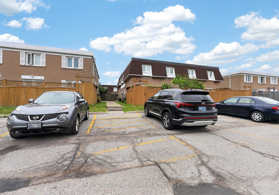 town-house-crescent-brampton-ontario-w13481422