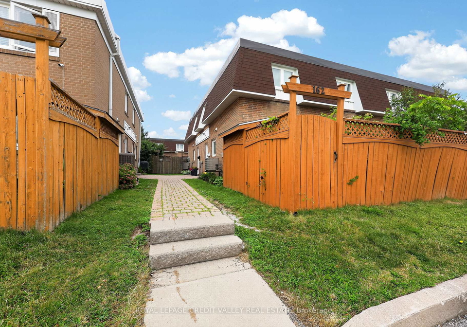 town-house-crescent-brampton-ontario-w13481422