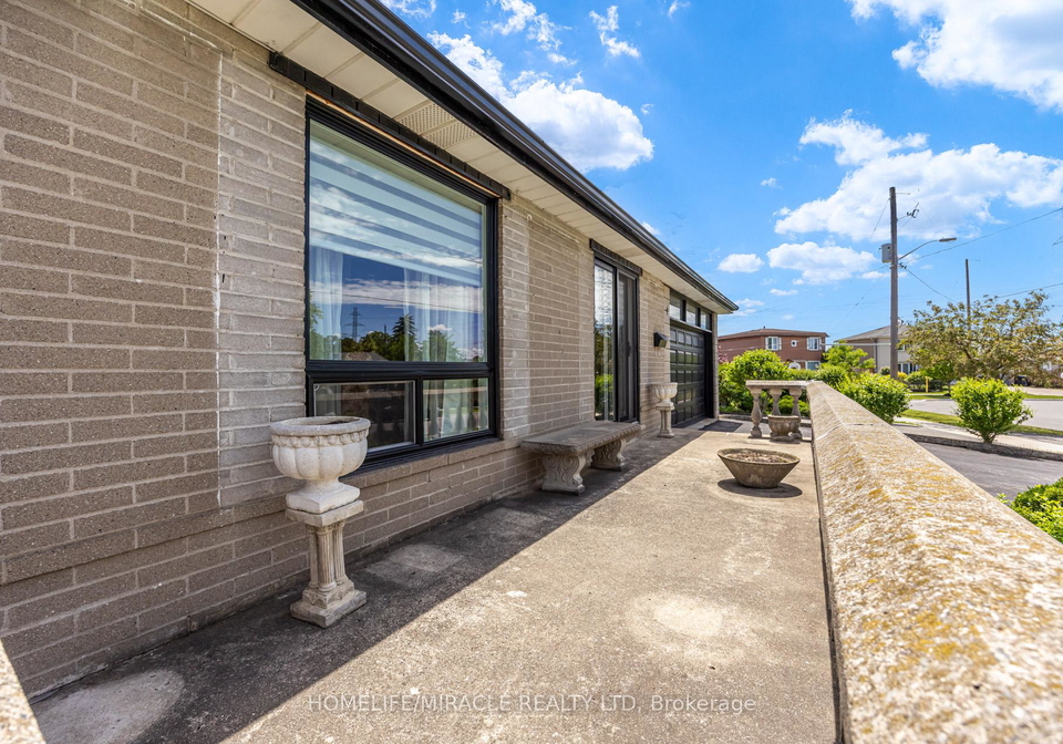 9-wheatsheaf-crescent-york-ontario-w13484460