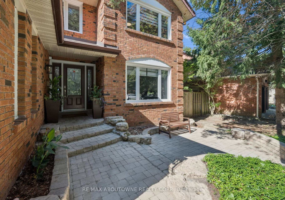 1194-queen-victoria-avenue-mississauga-ontario-w13487842