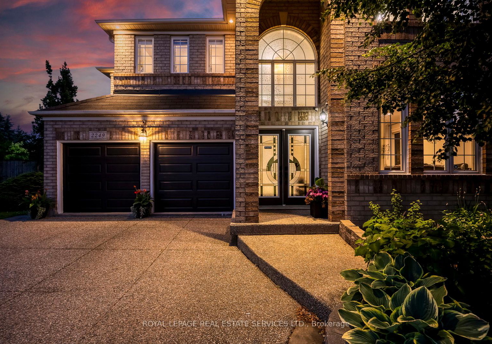 2249-glazebrook-circle-oakville-ontario-w13488192