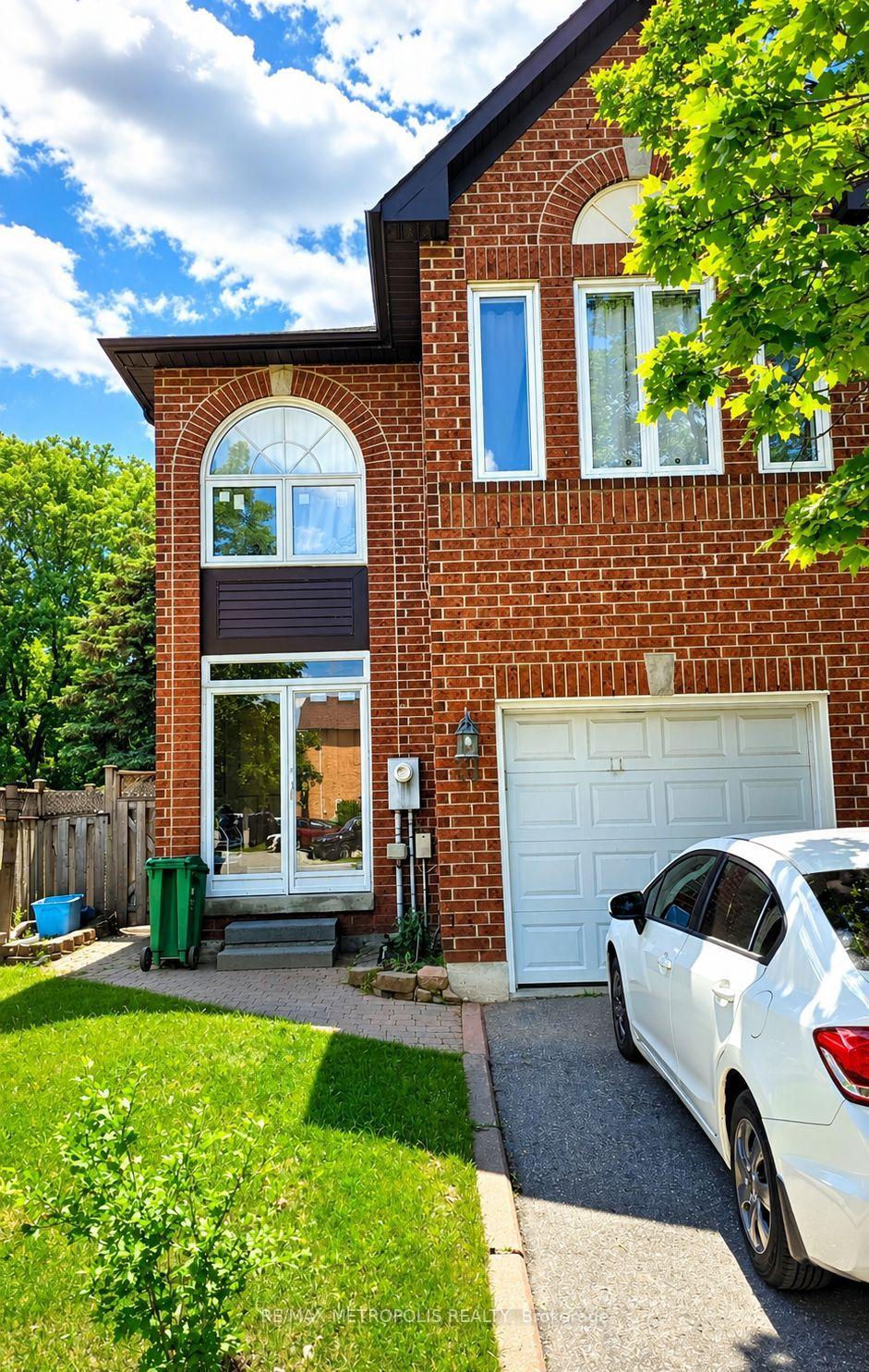31-goldenlight-circle-brampton-ontario-w13489614
