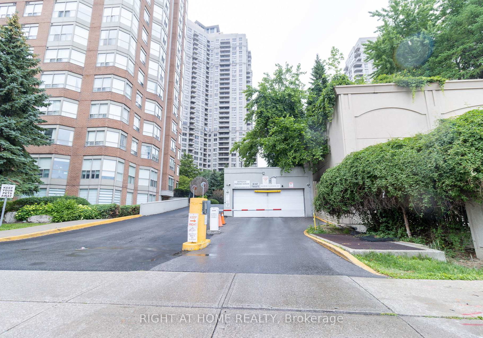 325-webb-drive-mississauga-ontario-w13498006
