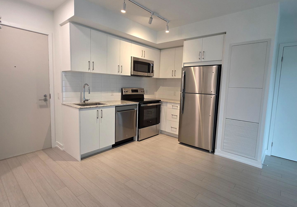 4010-eglinton-avenue-w-toronto-etobicoke-ontario-w13499356