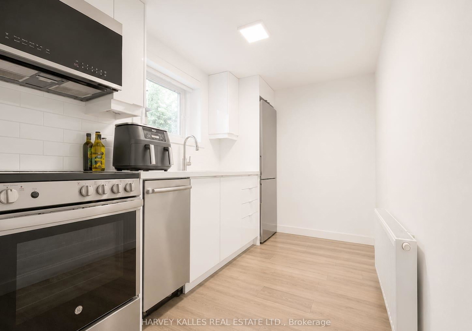 52browns-line-toronto-etobicoke-ontario-w13500882