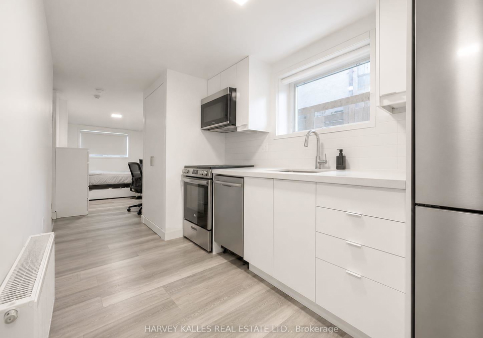 52browns-line-toronto-etobicoke-ontario-w13500882