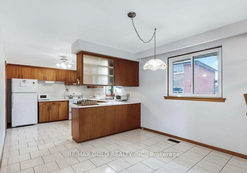 7-larchmere-avenue-toronto-york-ontario-w13501726