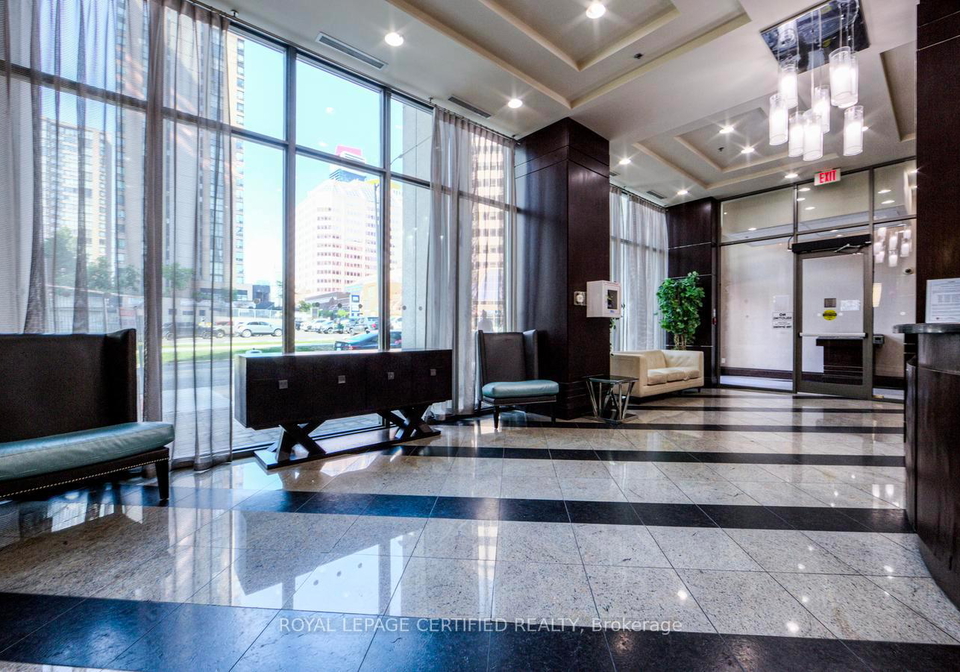 208-enfield-place-mississauga-ontario-w13508088
