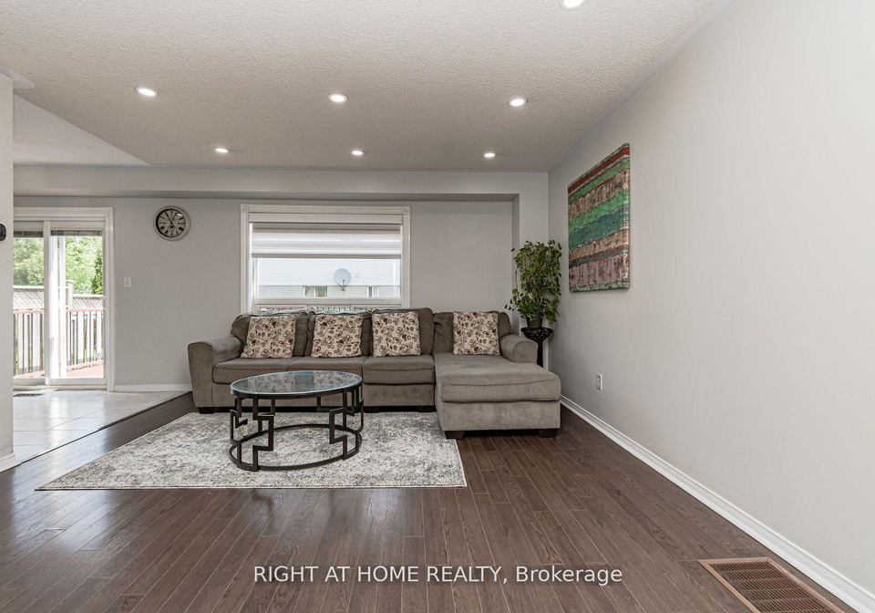 2084-white-dove-circle-oakville-ontario-w13513592