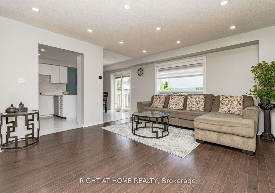 2084-white-dove-circle-oakville-ontario-w13513592