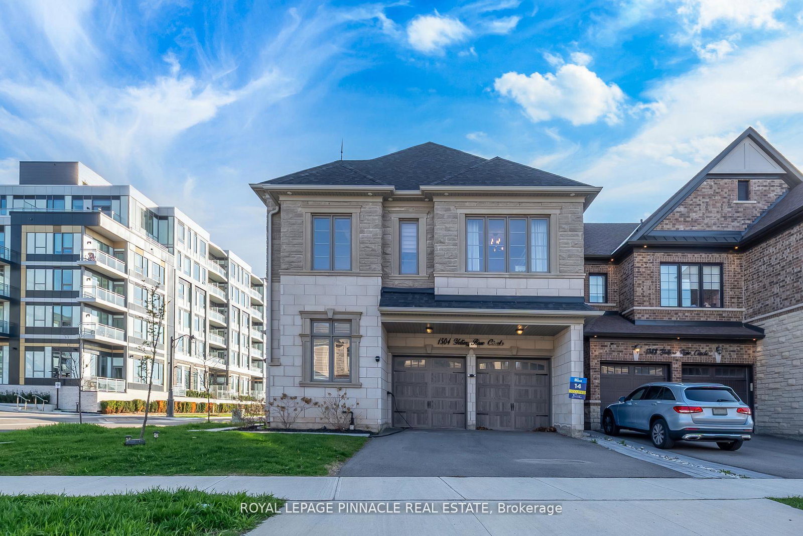 1504-yellow-rose-circle-oakville-ontario-w13519146
