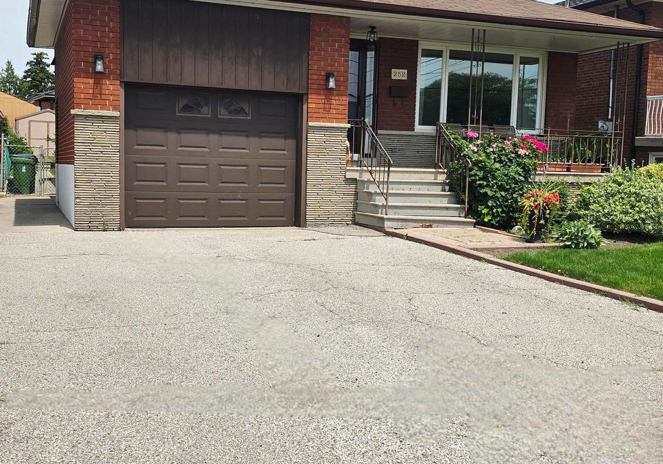 252-maple-leaf-drive-toronto-north-york-ontario-w13522516