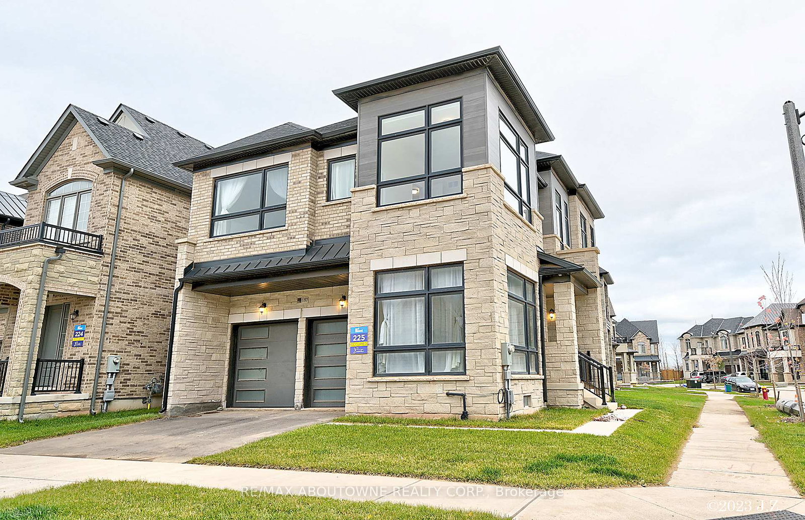 1197-stag-hollow-oakville-ontario-w13527652