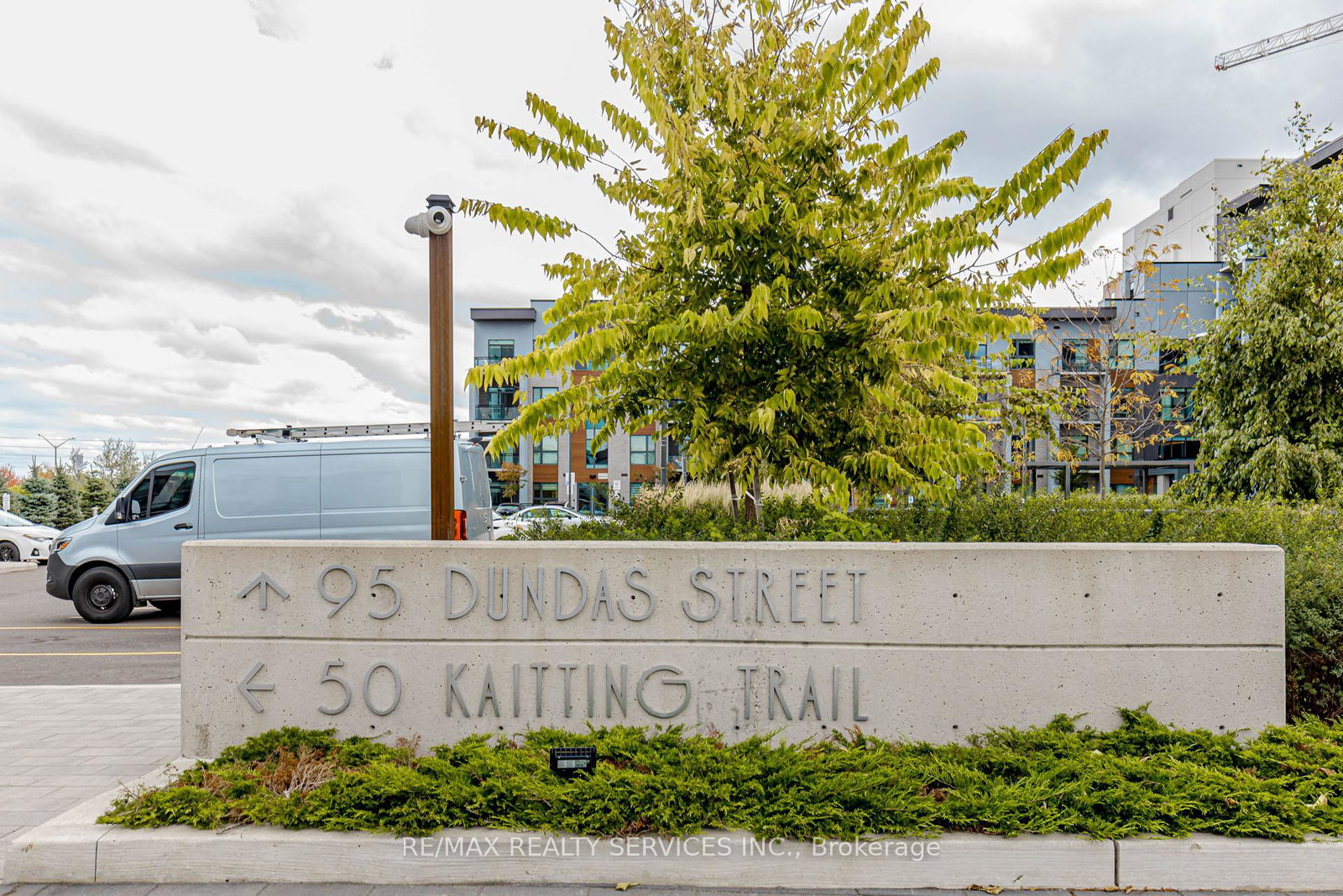 95-dundas-street-w-oakville-ontario-w13533758