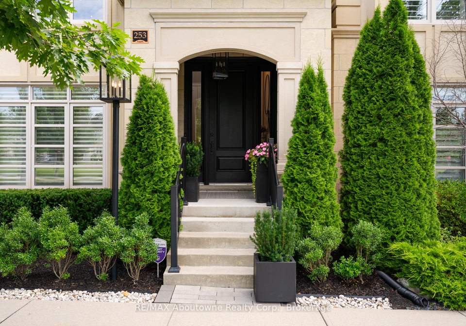 253-hanover-street-oakville-ontario-w13533988