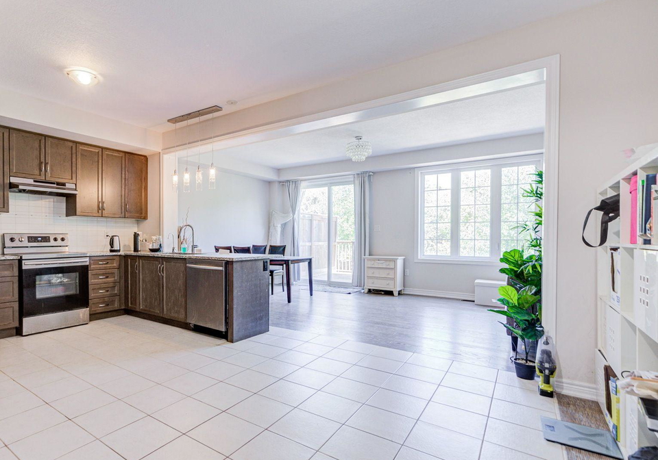 3305-mockingbird-common-oakville-ontario-w13536036