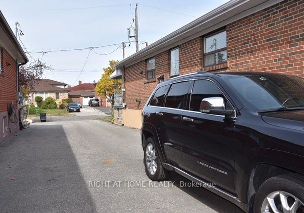 9-elnathan-crescent-toronto-york-ontario-w13543098