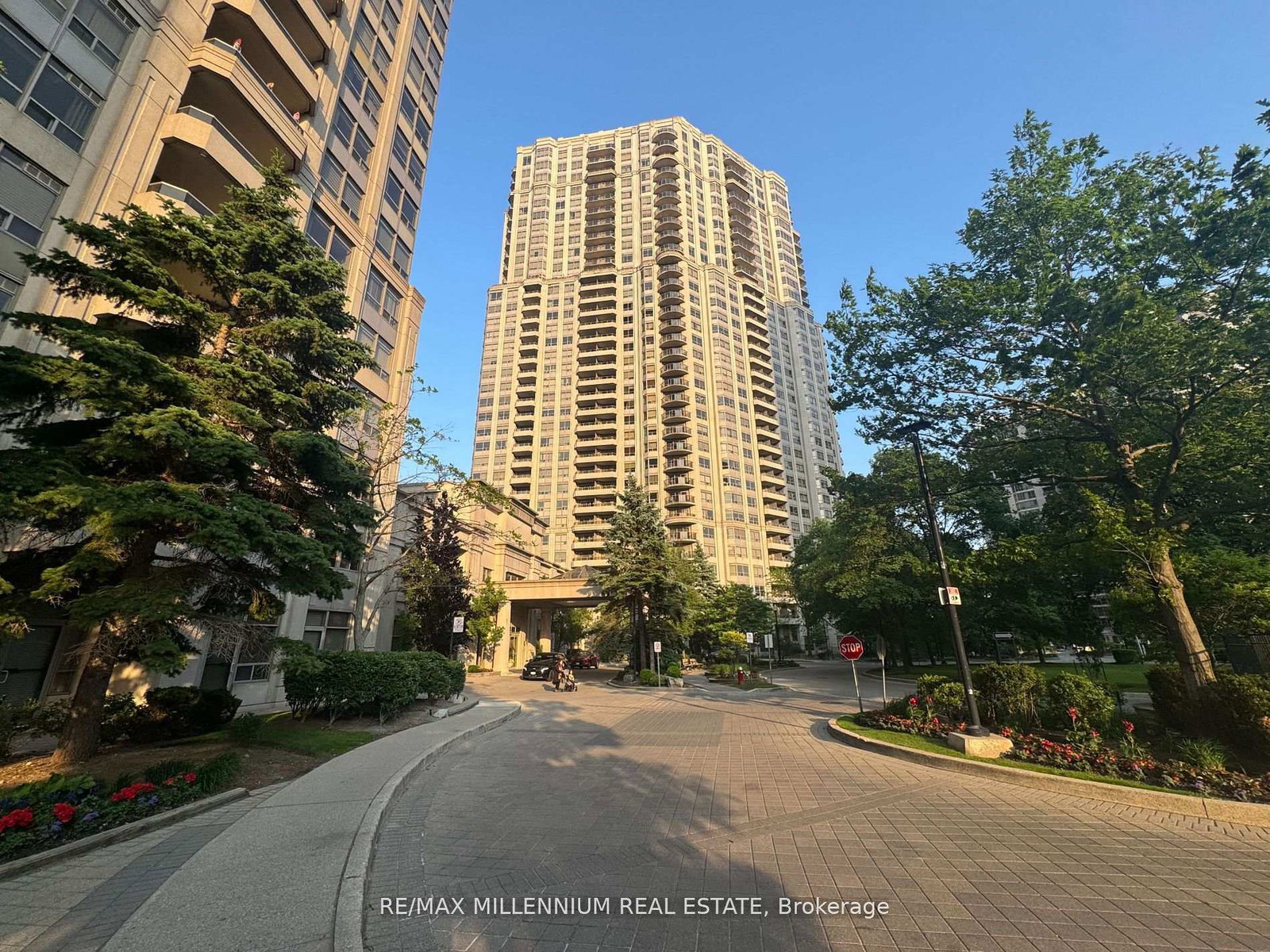 25-kingsbridge-garden-circle-mississauga-ontario-w13545896