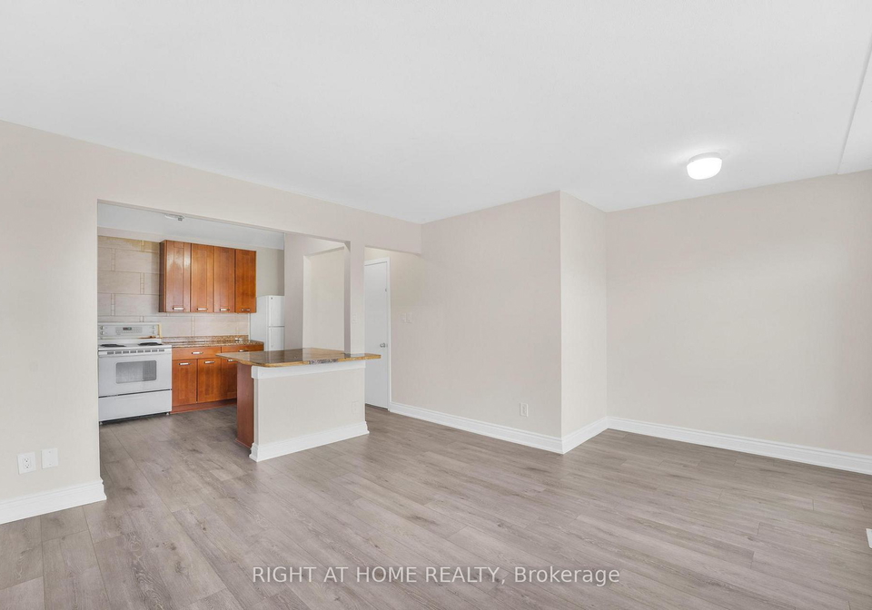 1698a-eglinton-avenue-w-toronto-north-york-ontario-w13553992