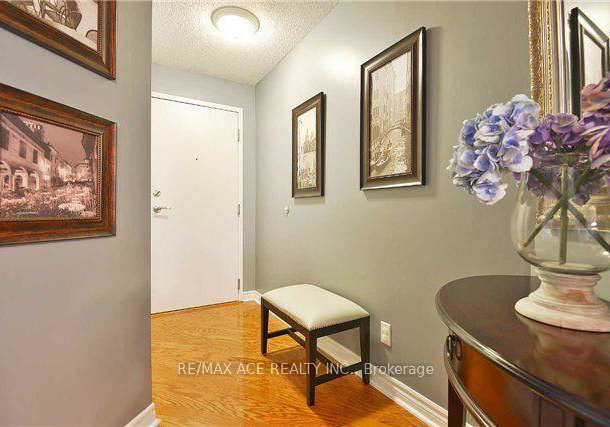 2261-lake-shore-boulevard-w-toronto-etobicoke-ontario-w13555650