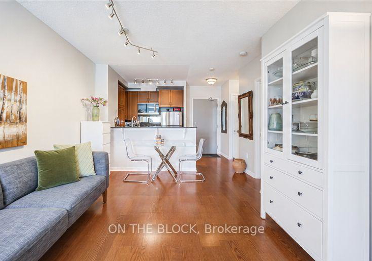 2495-dundas-street-w-toronto-toronto-ontario-w13559024
