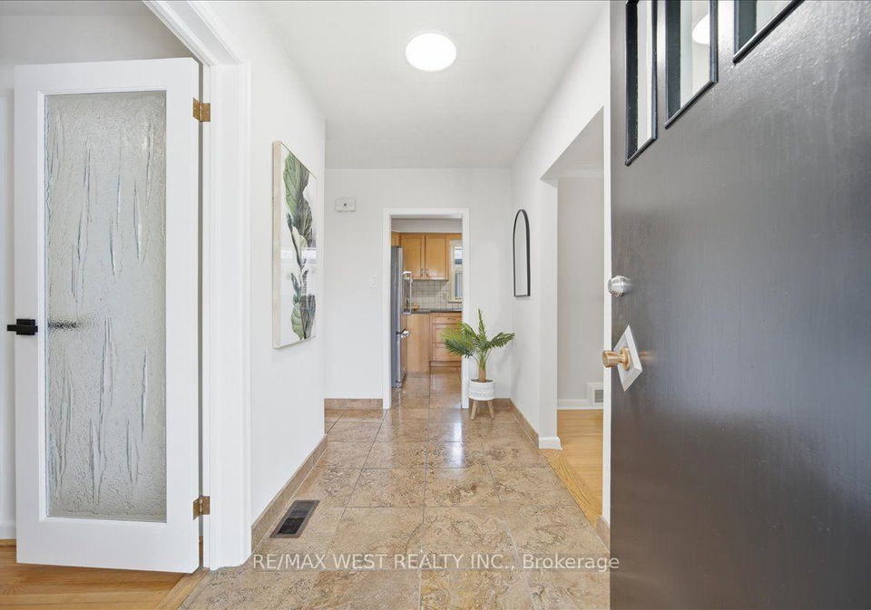 19-decarie-circle-toronto-etobicoke-ontario-w13561588