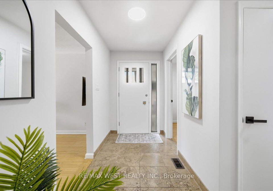 19-decarie-circle-toronto-etobicoke-ontario-w13561588