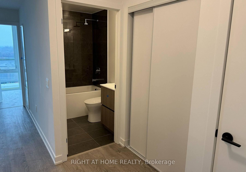 220-missinnihe-way-mississauga-ontario-w13564394