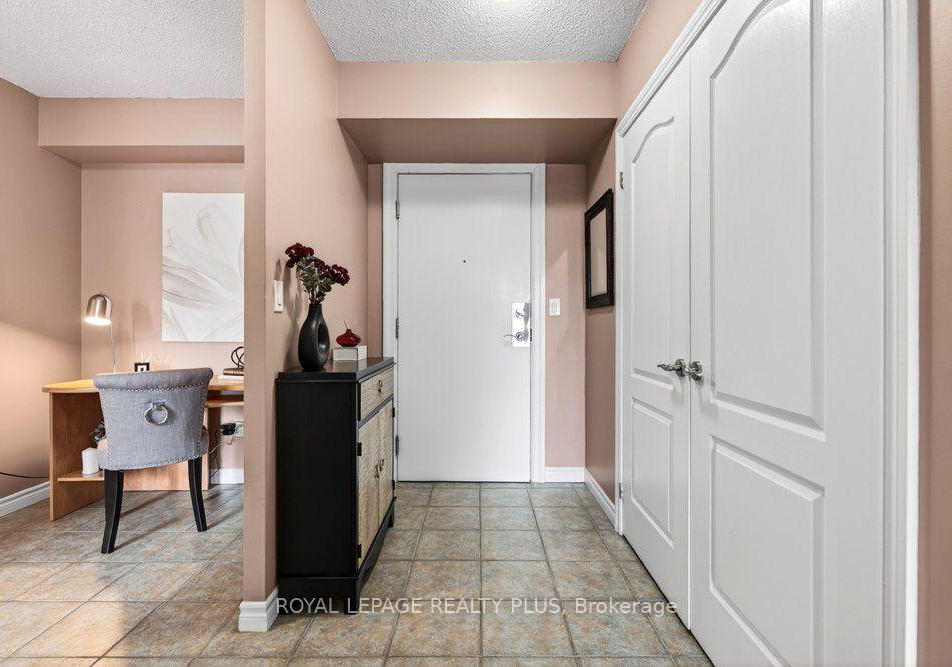 2088-lawrence-avenue-w-toronto-north-york-ontario-w13567422