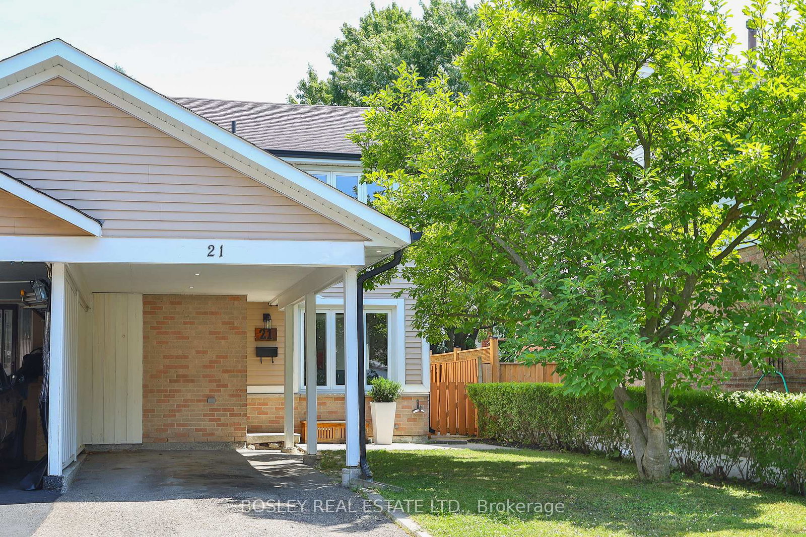21-courtleigh-square-brampton-ontario-w13573102
