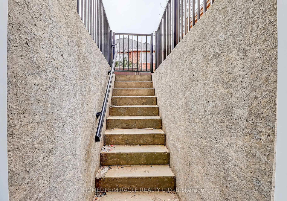 6892-postmaster-ridge-mississauga-ontario-w13574088