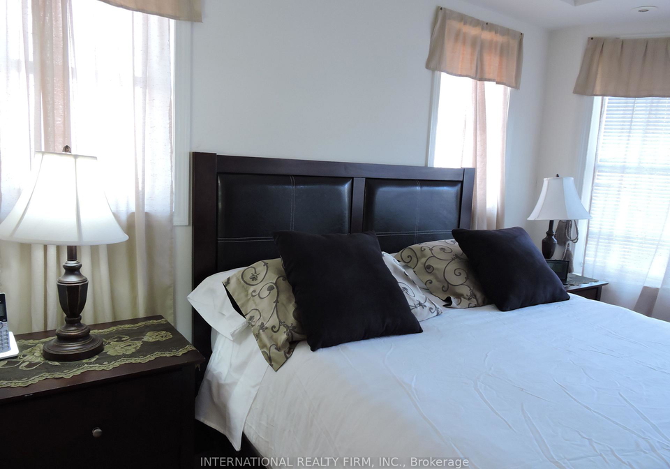 710-neighbourhood-circle-mississauga-ontario-w13576524