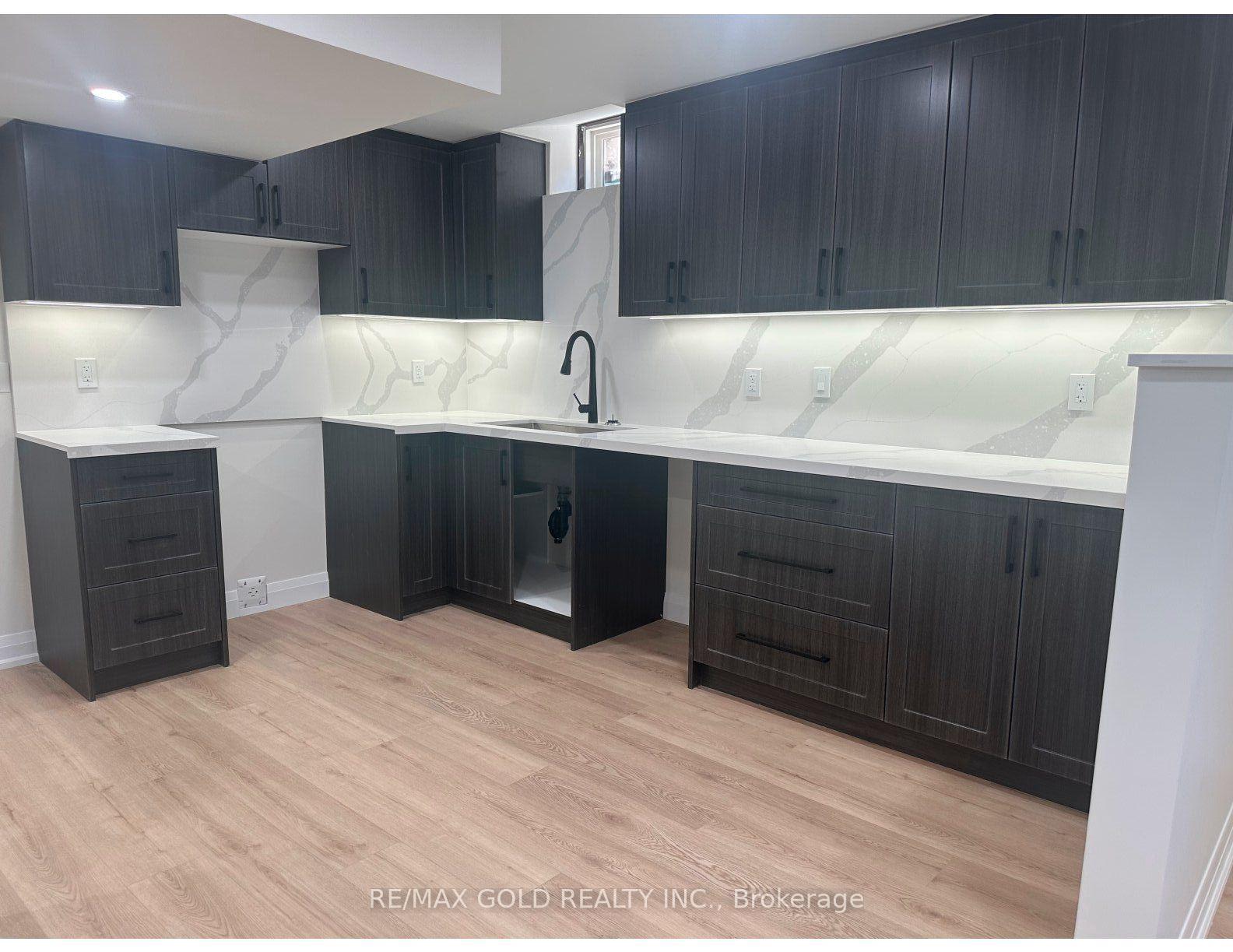18-hullen-crescent-toronto-etobicoke-ontario-w13578014