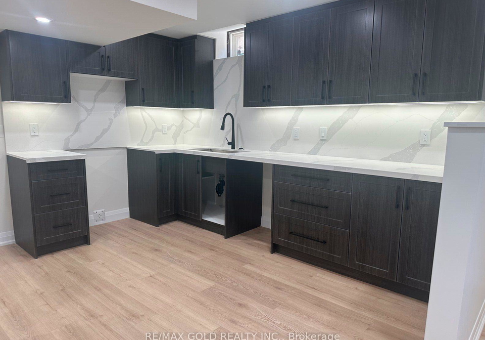 18-hullen-crescent-toronto-etobicoke-ontario-w13578014