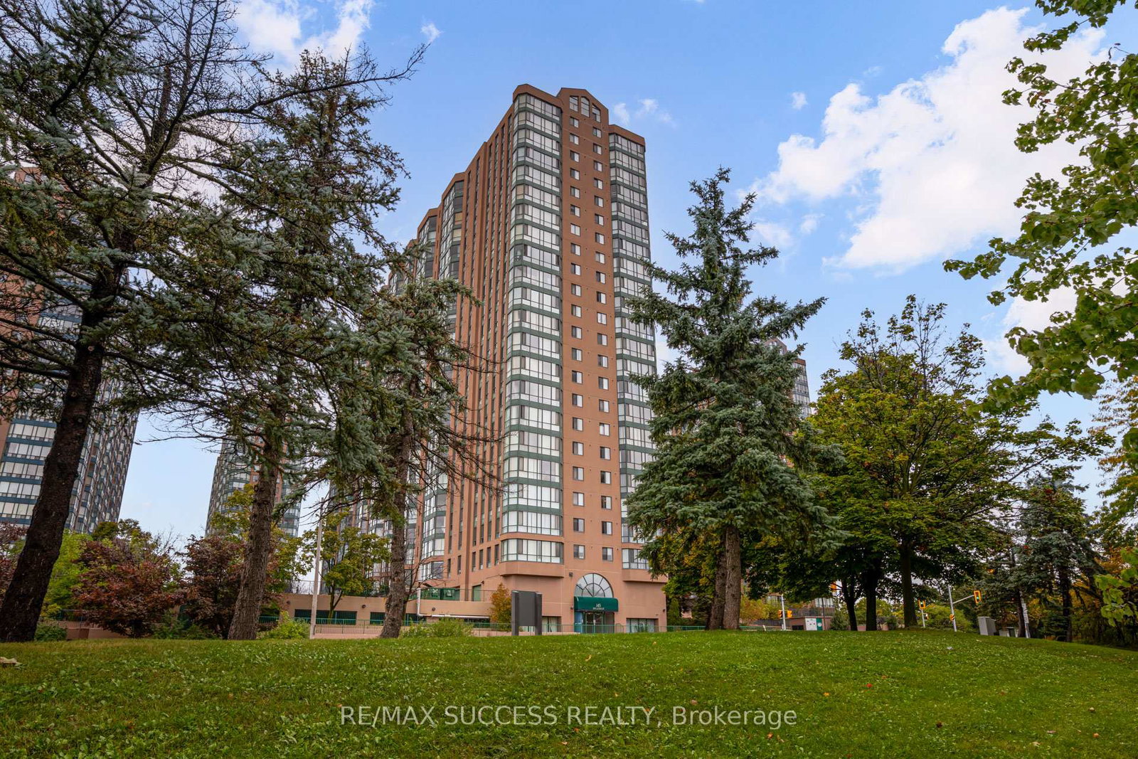 145-hillcrest-avenue-mississauga-ontario-w13578184