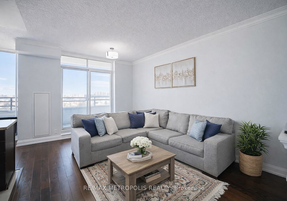 1070-sheppard-avenue-w-toronto-york-ontario-w13578696