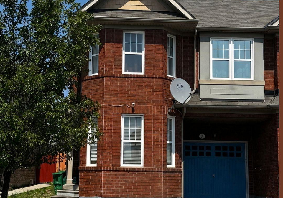 7-biddens-square-brampton-ontario-w13580578
