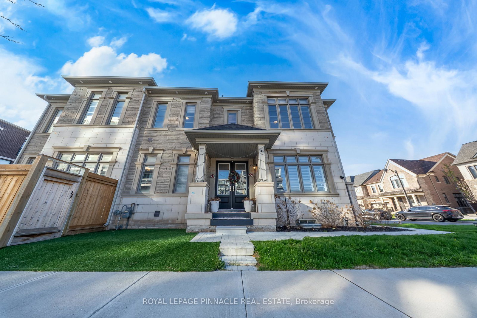 1504-yellow-rose-circle-oakville-ontario-w13589758