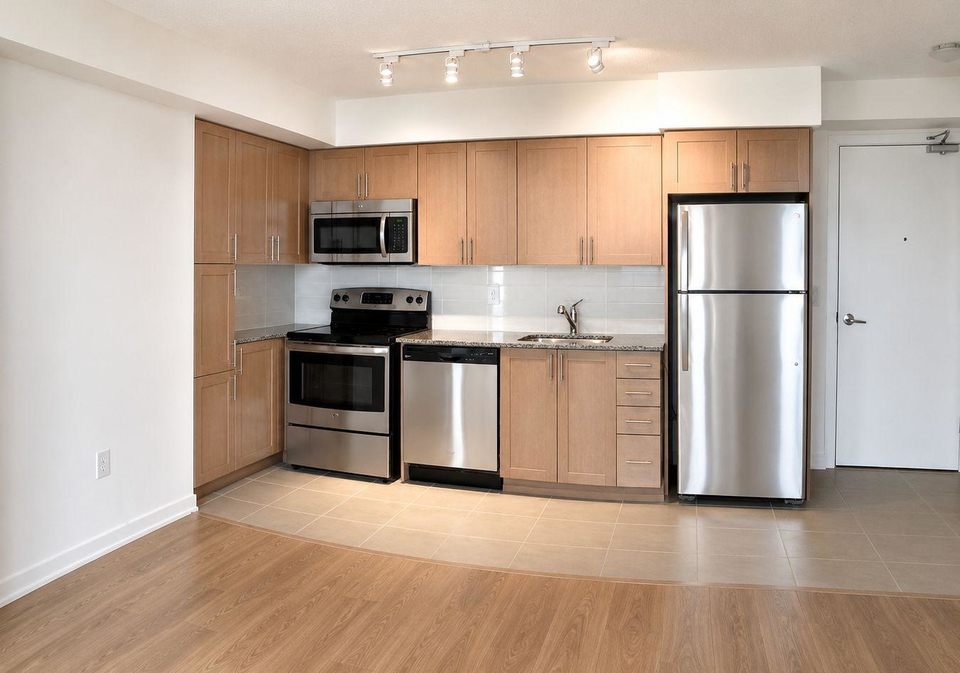 830-lawrence-avenue-w-toronto-north-york-ontario-w13590916