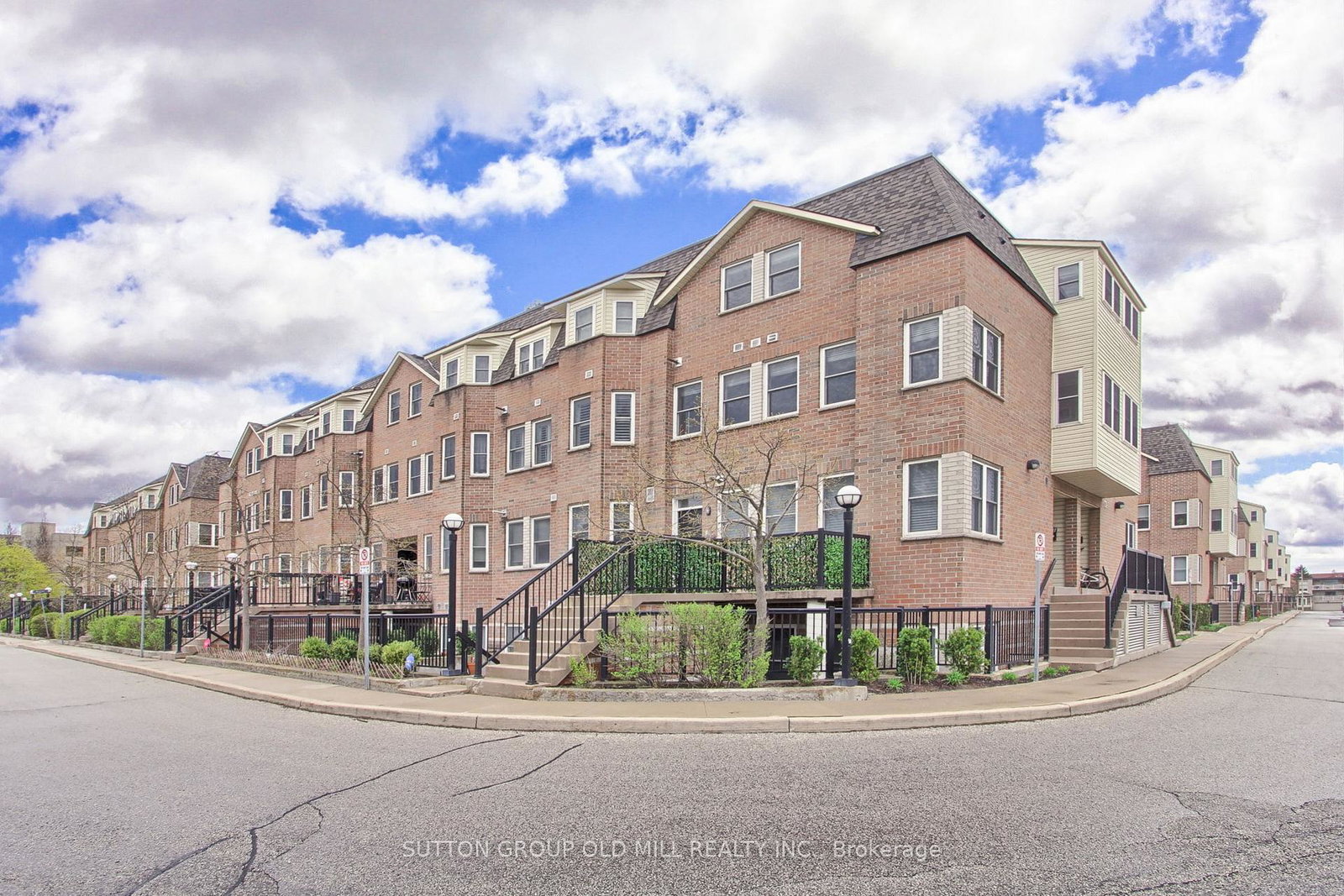 760-lawrence-avenue-w-toronto-north-york-ontario-w13592272