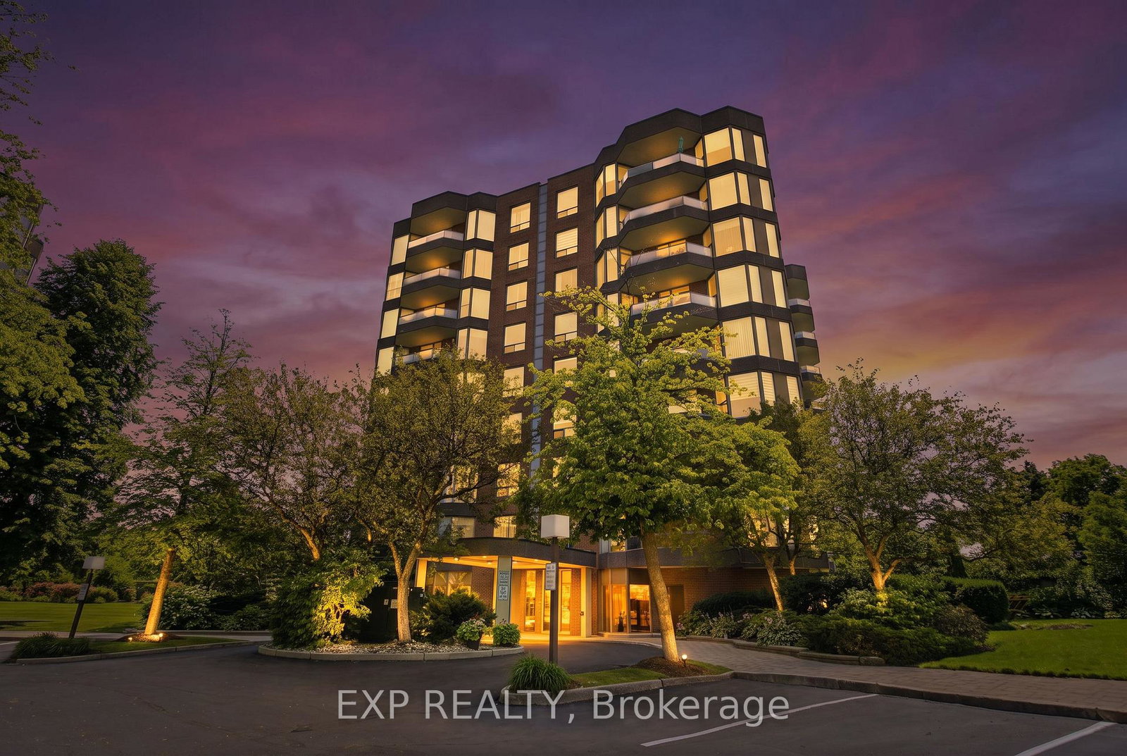 1903-pilgrims-way-oakville-ontario-w13597622
