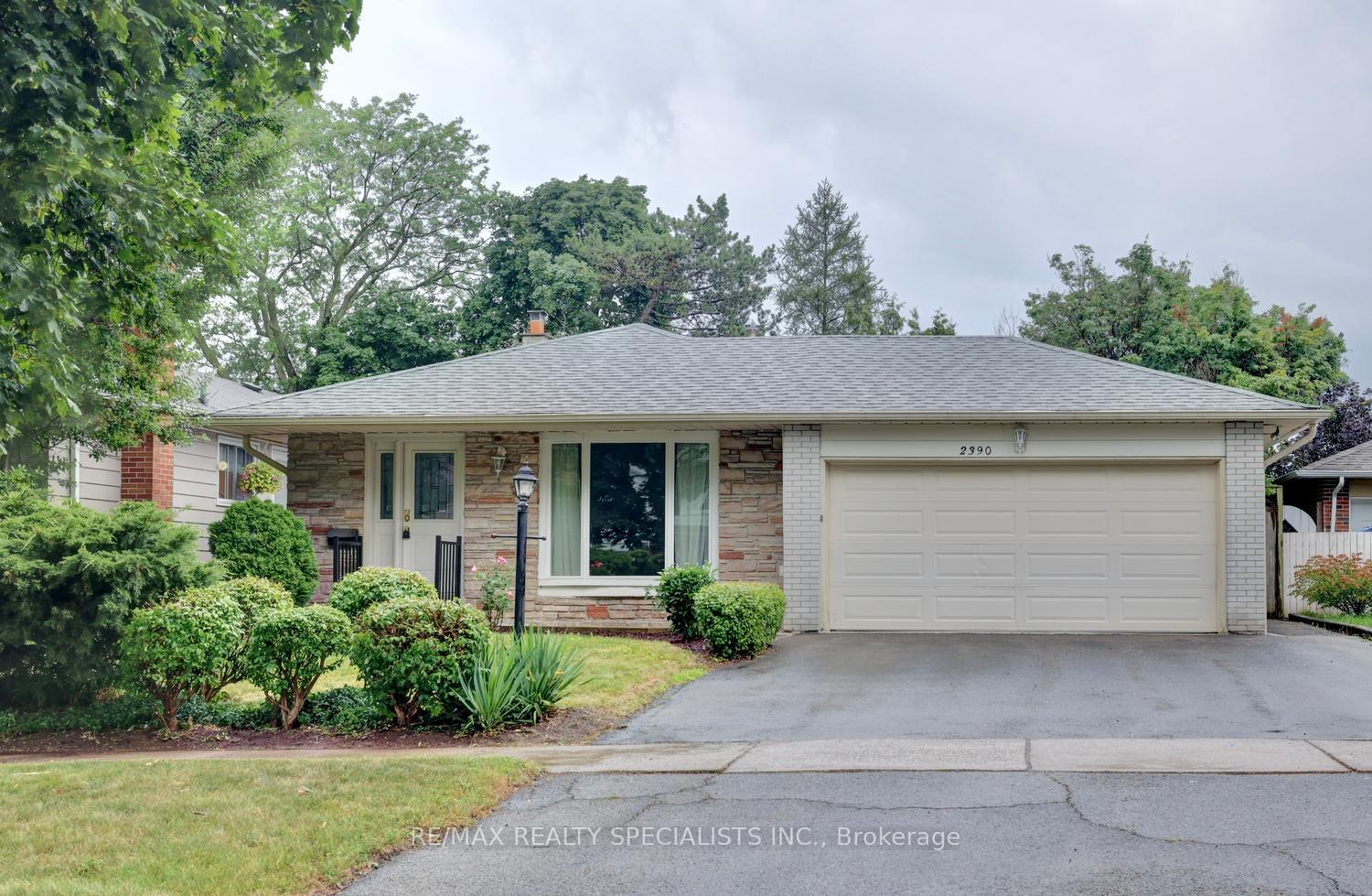 2390-pyramid-crescent-mississauga-ontario-w13597624