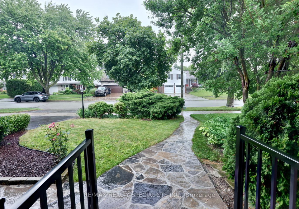 2390-pyramid-crescent-mississauga-ontario-w13597624