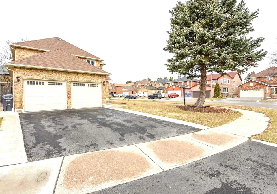 63-lord-simcoe-drive-brampton-ontario-w13605674