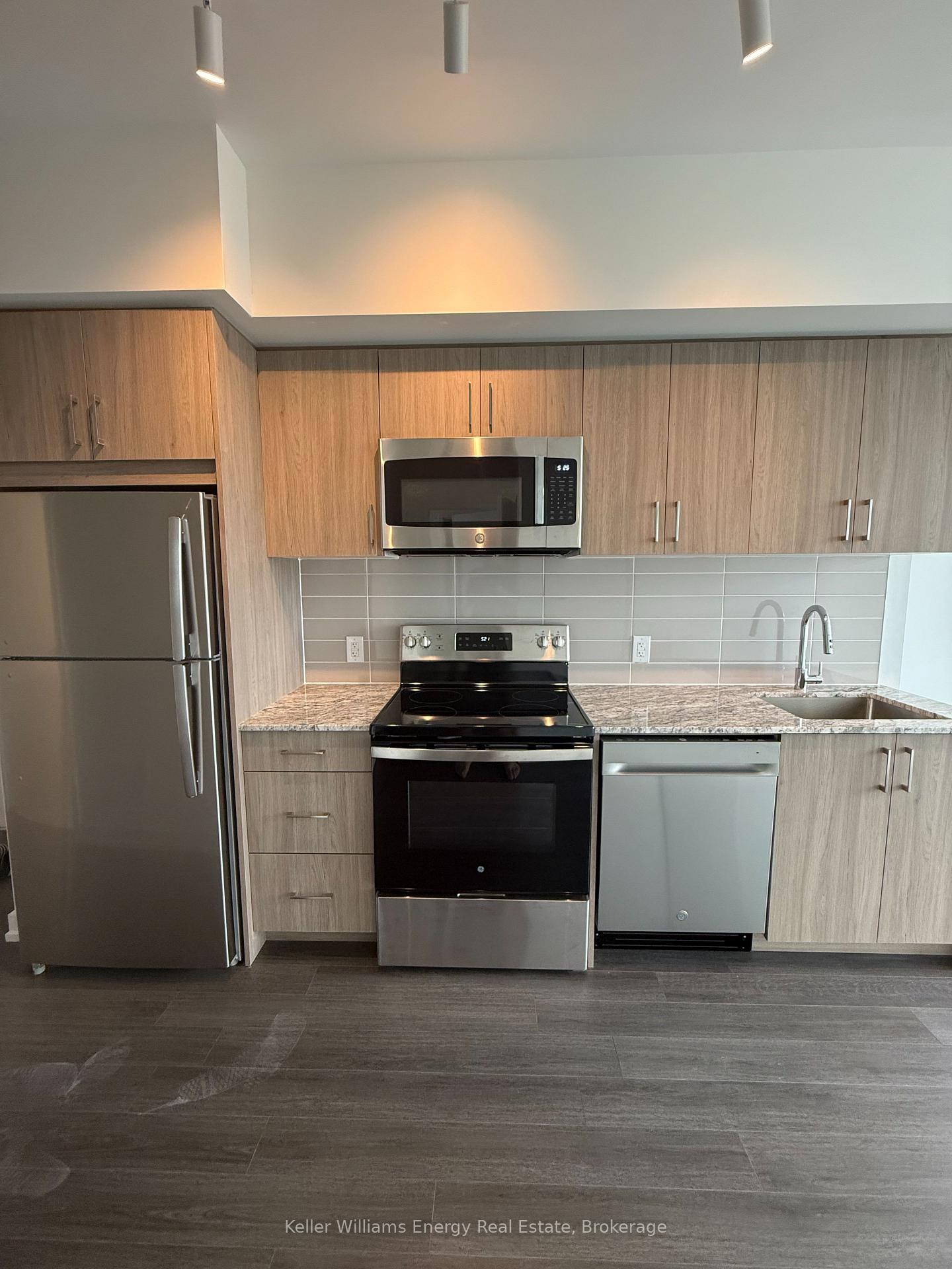 4010-eglinton-avenue-w-toronto-etobicoke-ontario-w13610240